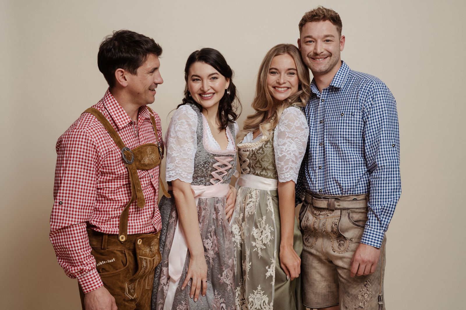 Vier Personen in Dirndl und Lederhosen